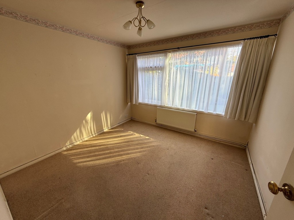 Lot: 117 - VACANT TWO-BEDROOM GROUND FLOOR FLAT REQUIRING IMPROVEMENT - Bedroom with window to rear aspect